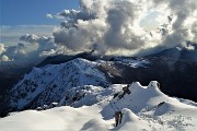 71 Scendo ammirando uno spettacolare panorama di montagne e nuvole